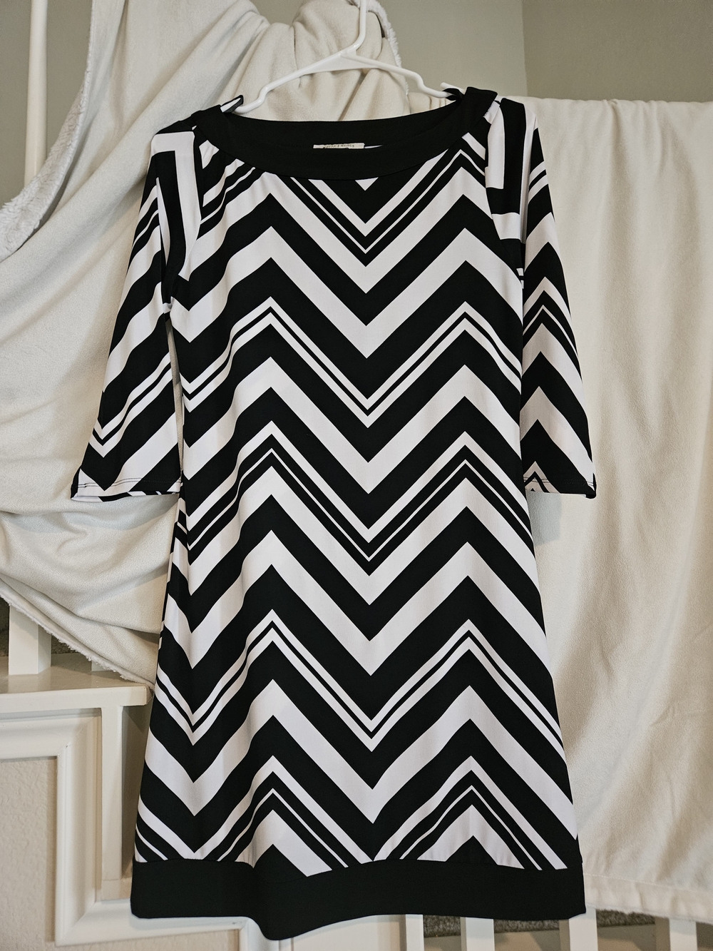 XS - Fits More Like SM White House Black Market Black & White Chevron Midi Dress
